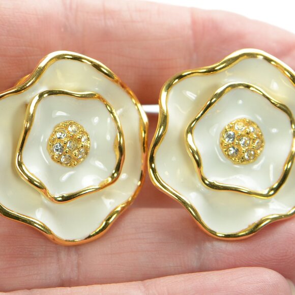 Kenneth Jay Lane KJL White Enamel Flower Clip-on Earrings - Picture 2 of 4